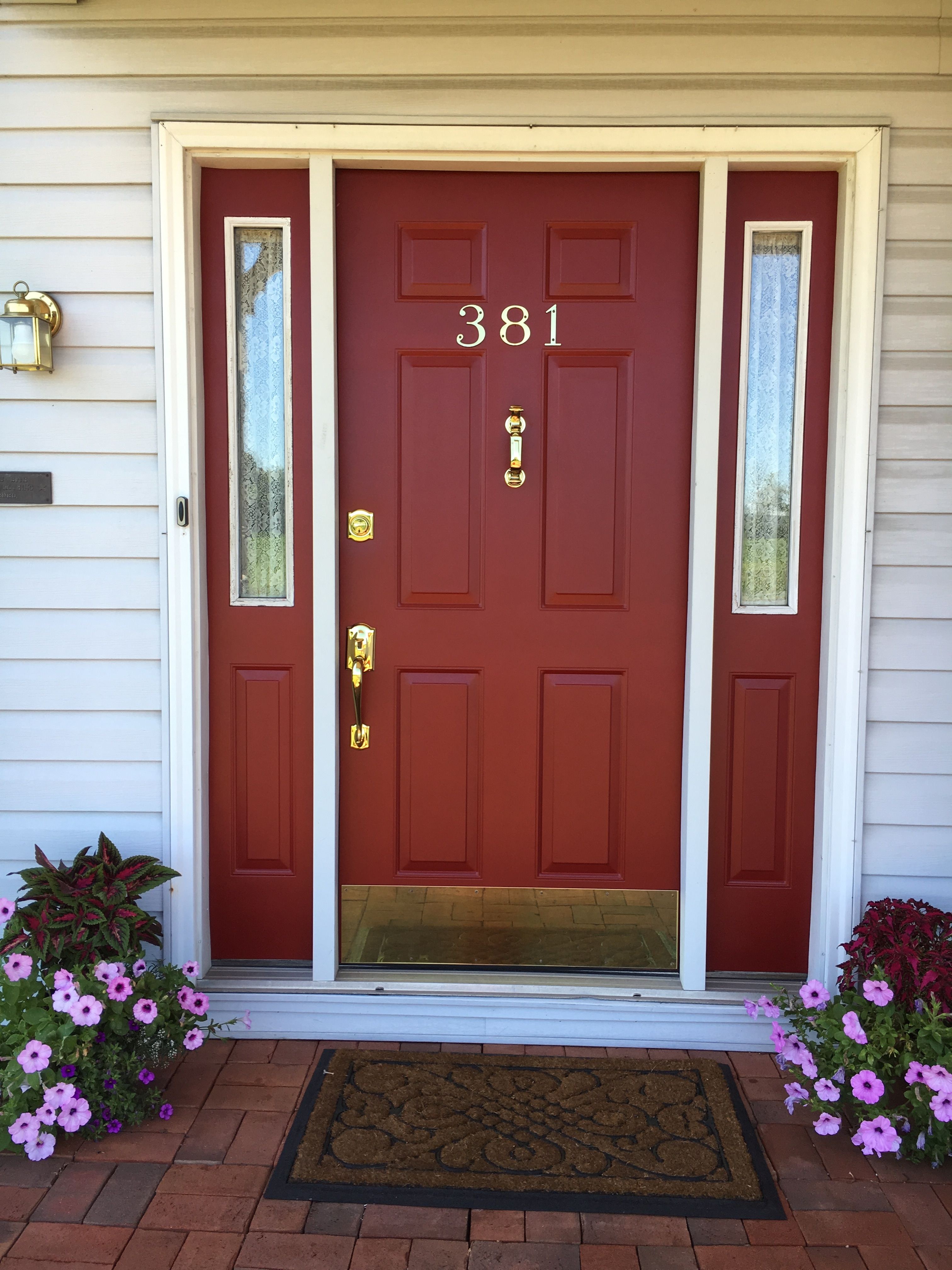 Входная дверь в дом красного цвета