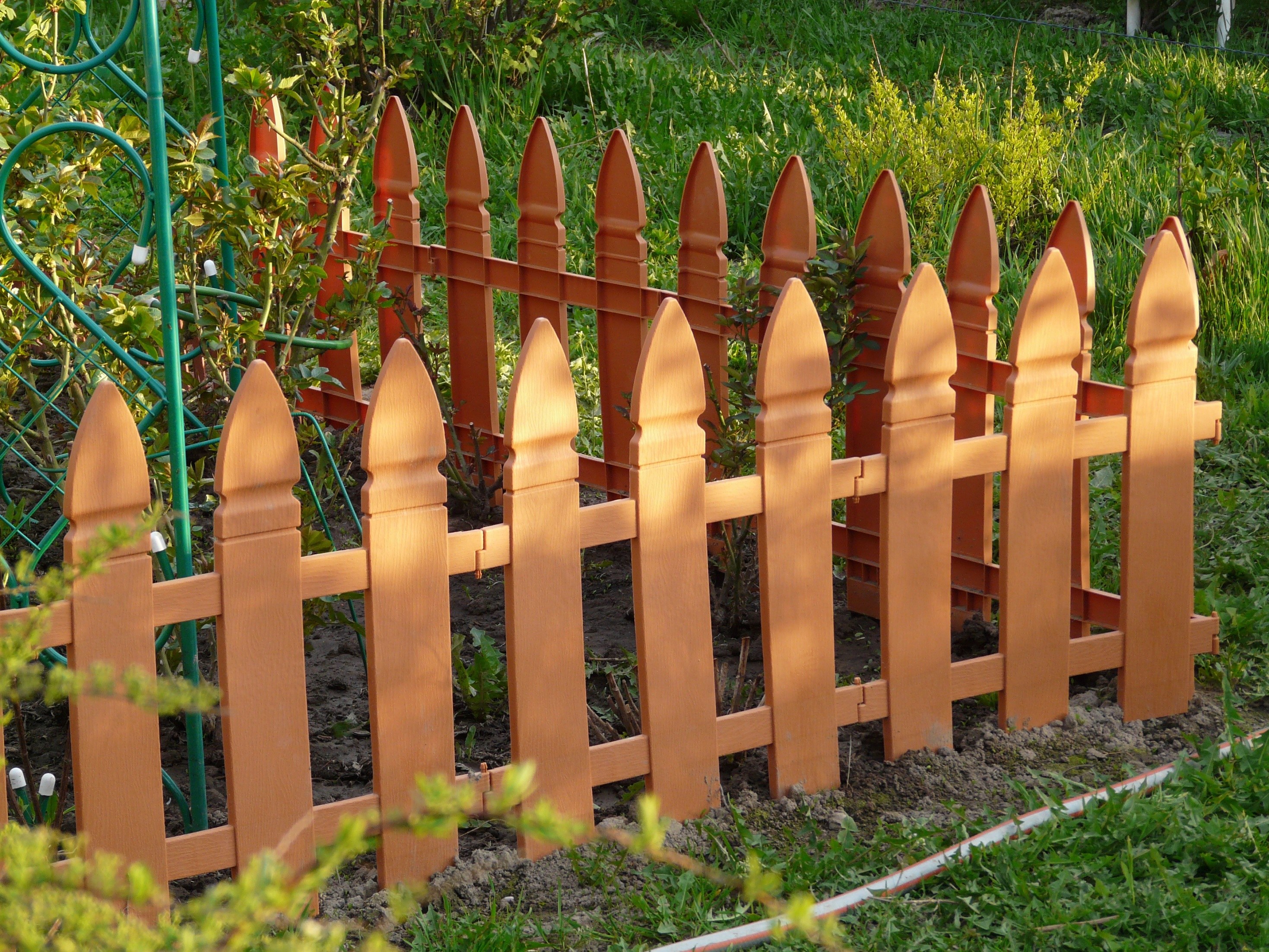 Забор декоративный для сада купить. Штакетник частокол 3 м. Штакетник «частокол» 3 м цвет терракотовый. Деревянный заборчик. Заборчик декоративный деревянный.