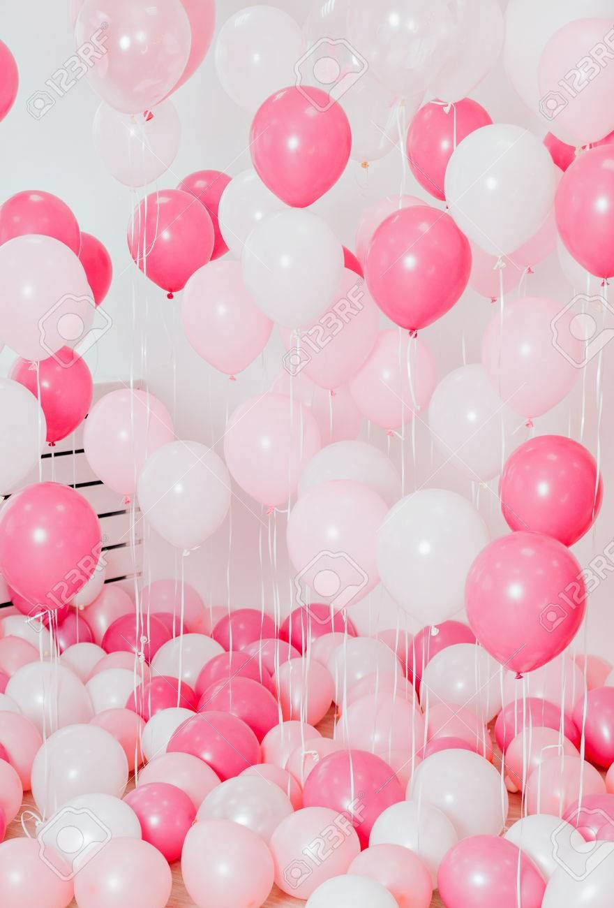 Фотосессия белые и розовые шары на белом фоне