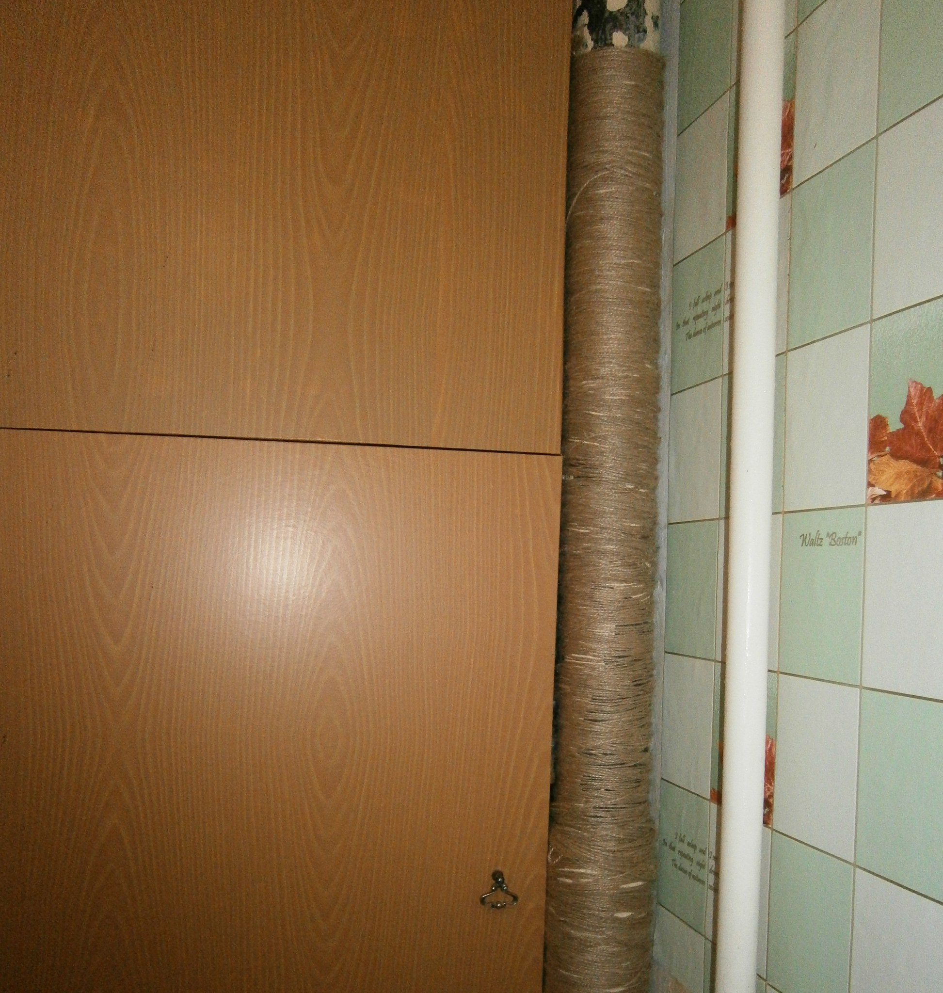 Вертикальная трубка с закрытым. Декор труб в туалете. Декор труб отопления. Декор труб в ванной. Декорирование труб в ванной.