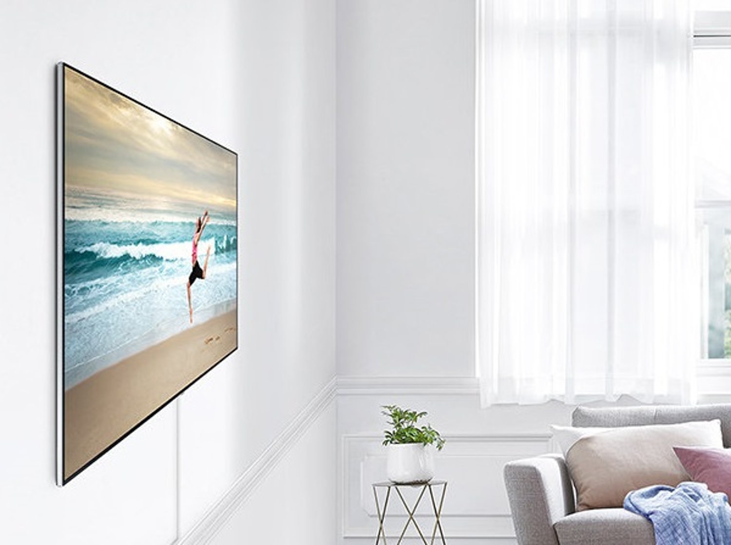 Телевизор Samsung QLED на стене