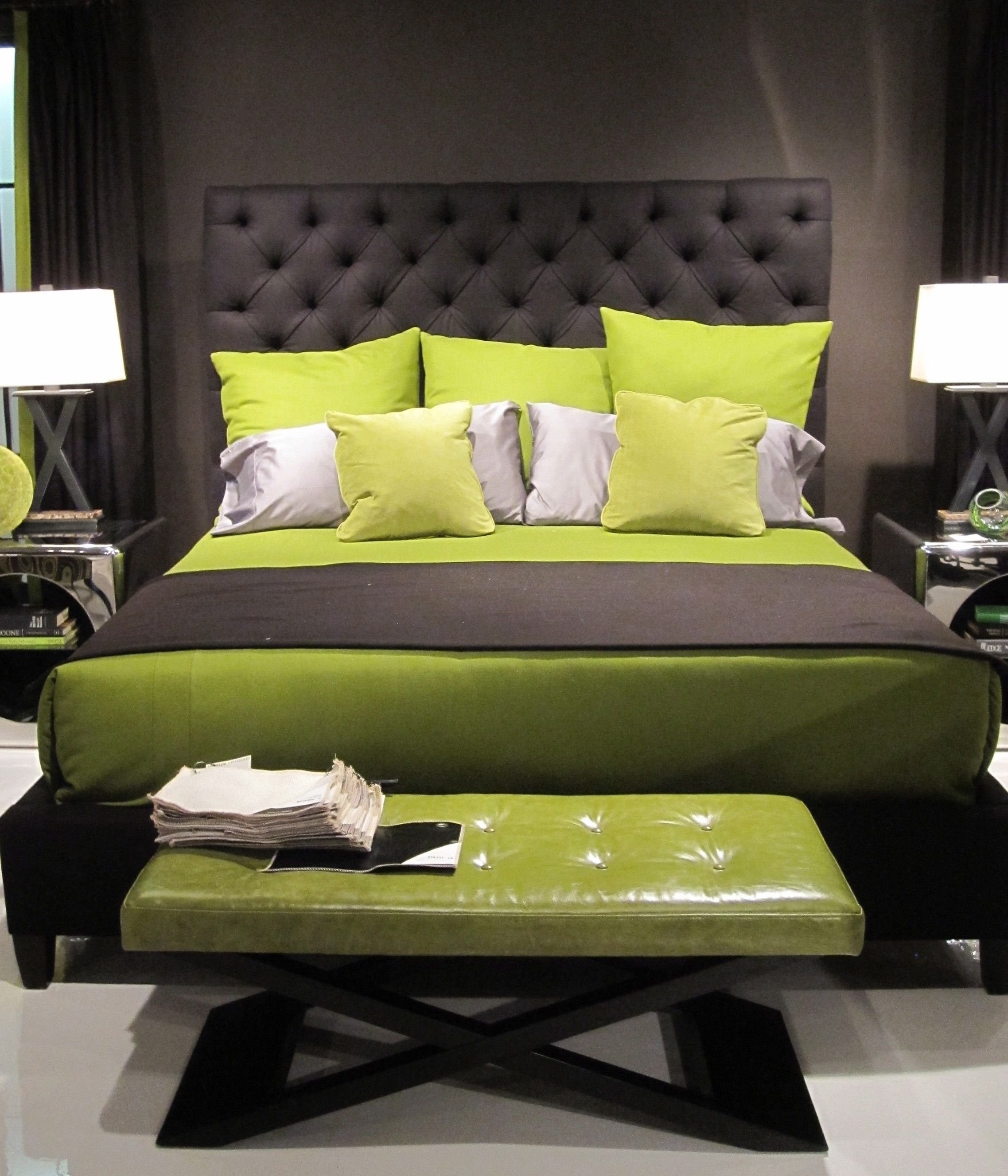 Сочетание серого и зеленого цвета. Спальня в зеленом цвете. Спальня в салатовом цвете. Темно зеленая спальня. Спальня в коричнево зеленых тонах.