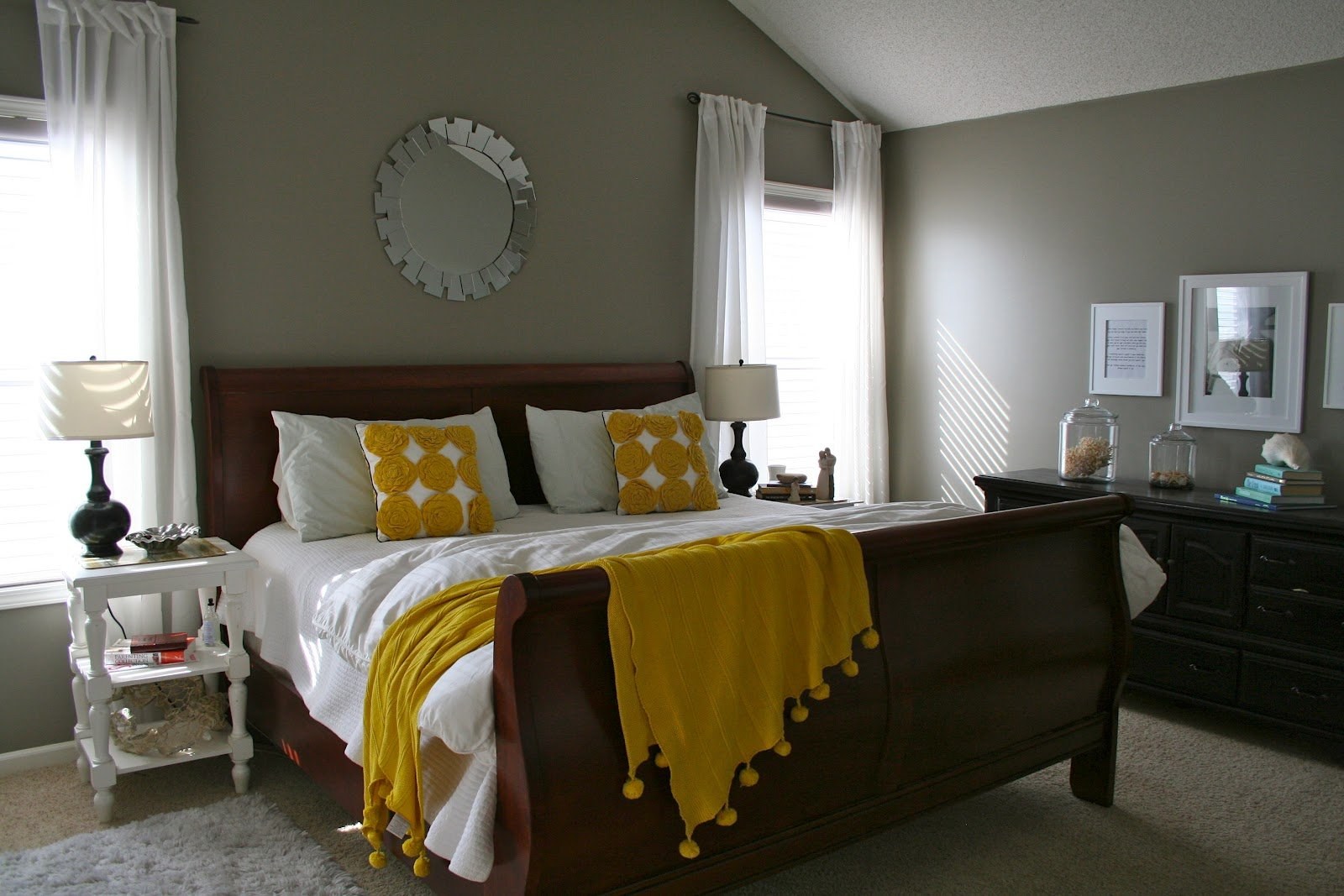 Горчичная кровать. Горчичные шторы в интерьере спальни. Серо желтая спальня. Спальня в серо желтых тонах. Спальня в желто серых тонах.