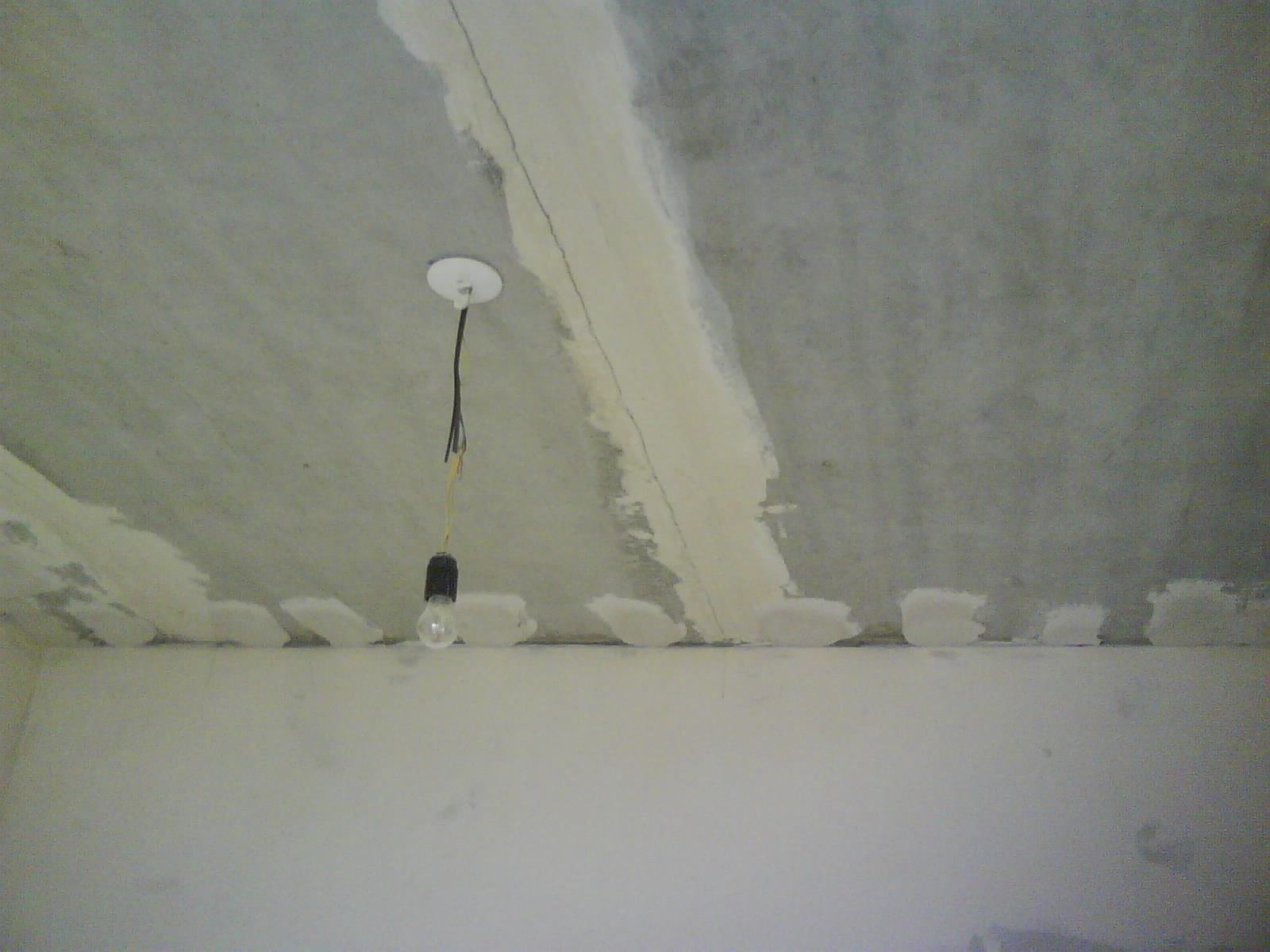 Трещины на потолке. Заделка трещин на потолке. Стыки плит на потолке. Шов на потолке между плитами. Потолочные швы заделка между плит.