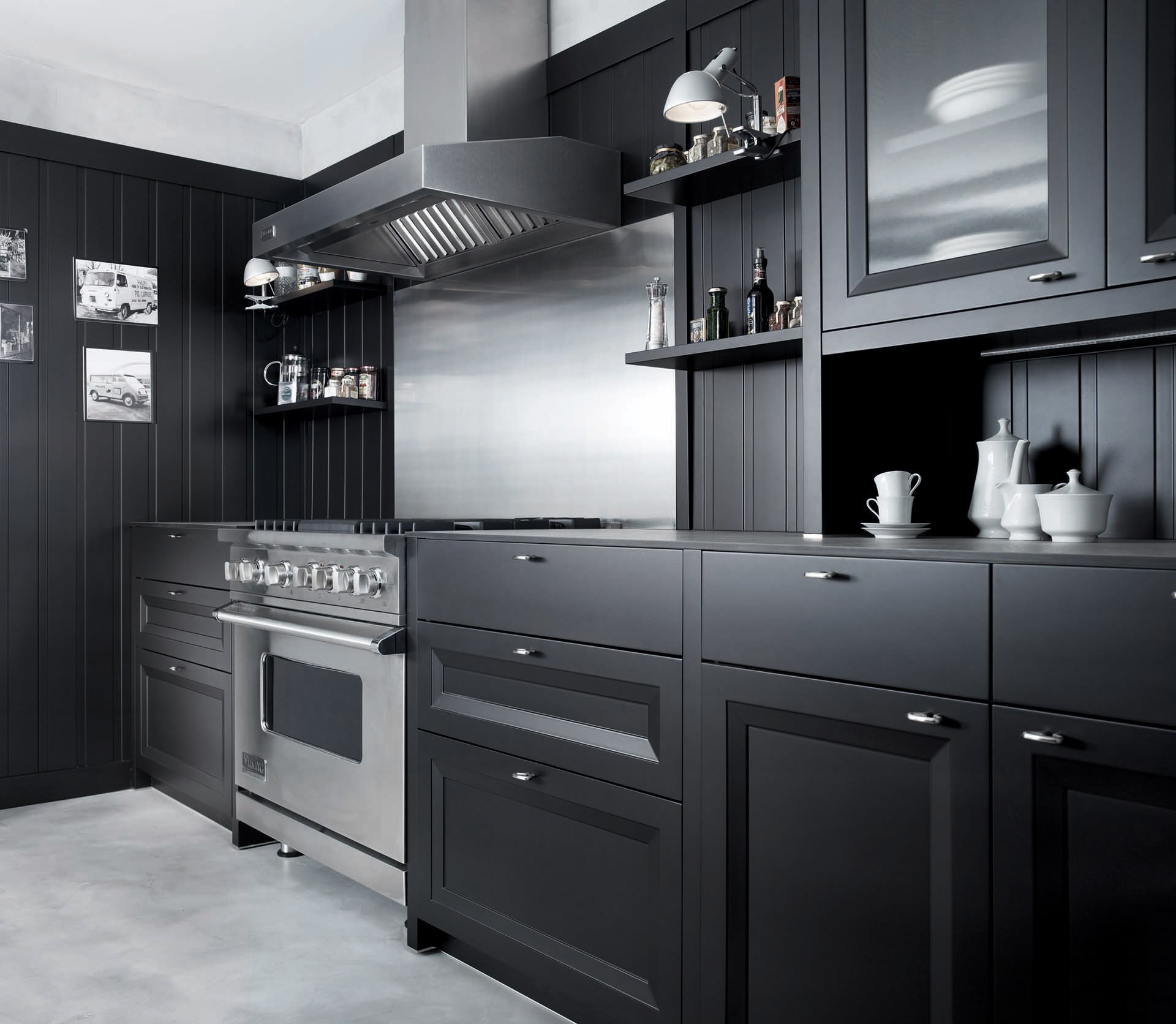 Кухня в черных тонах. Черный графит Эггер кухни. Серые кухни. Черно серая кухня. Кухня в сером цвете.