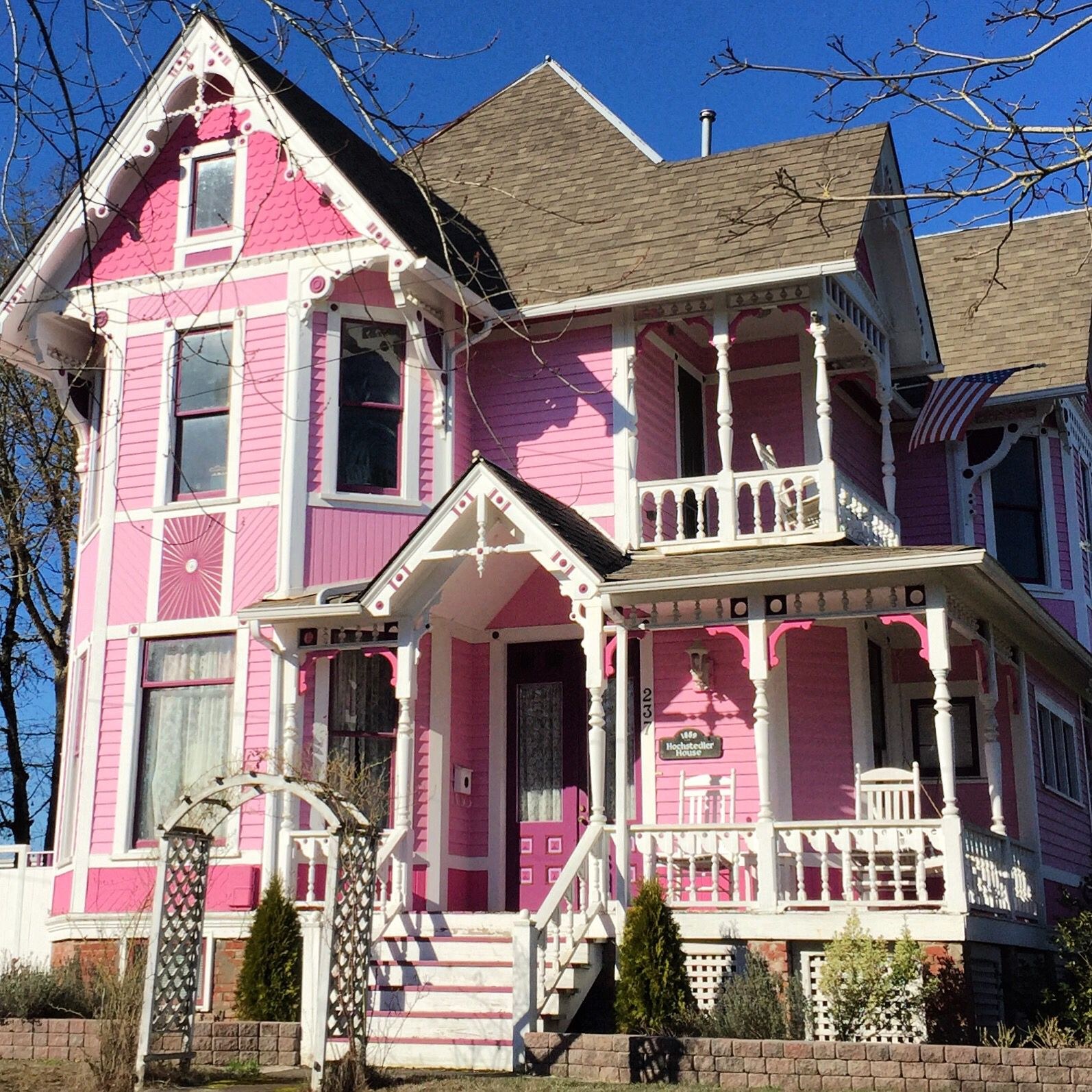 Красивые розовые дома. Ашленд Орегон розовый дворец. Розовый дворец Коралина. Штат Мичиган розовый дворец. Викториан Пинк Хаус.