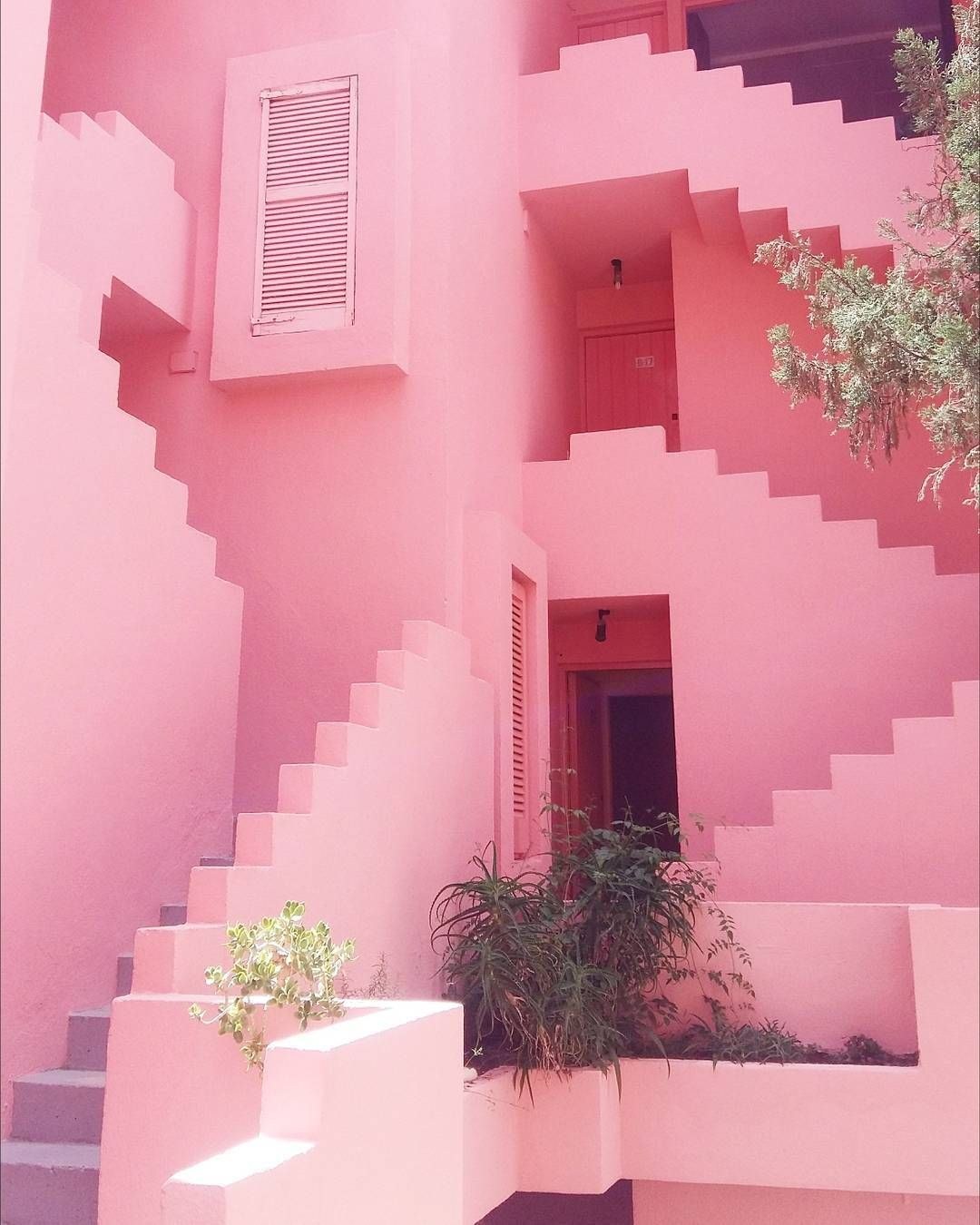 Красивые розовые дома. Дом розового цвета. Розовый домик. Красивый розовый дом. Домики в розовых тонах.