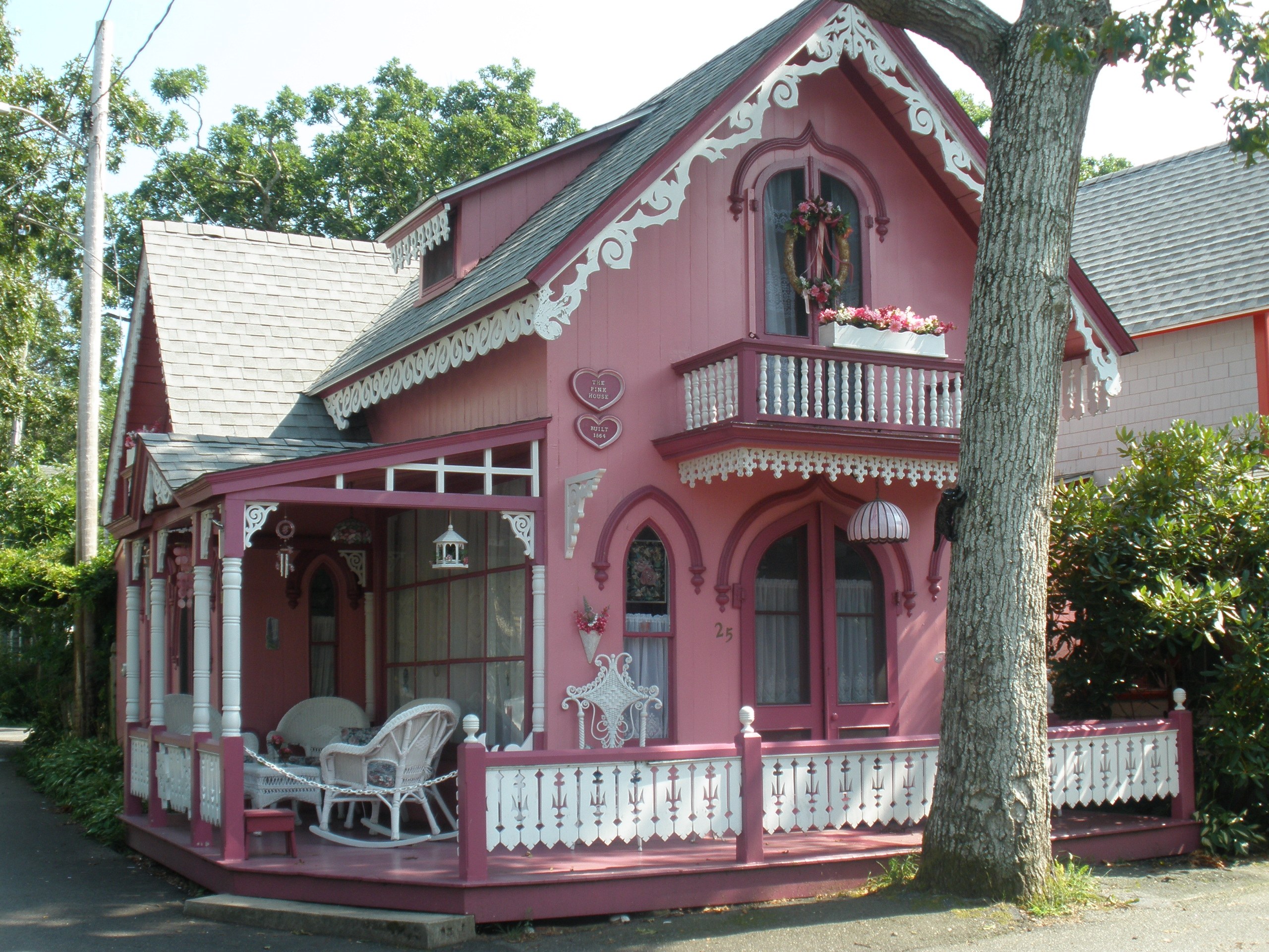 Дом из розового кирпича