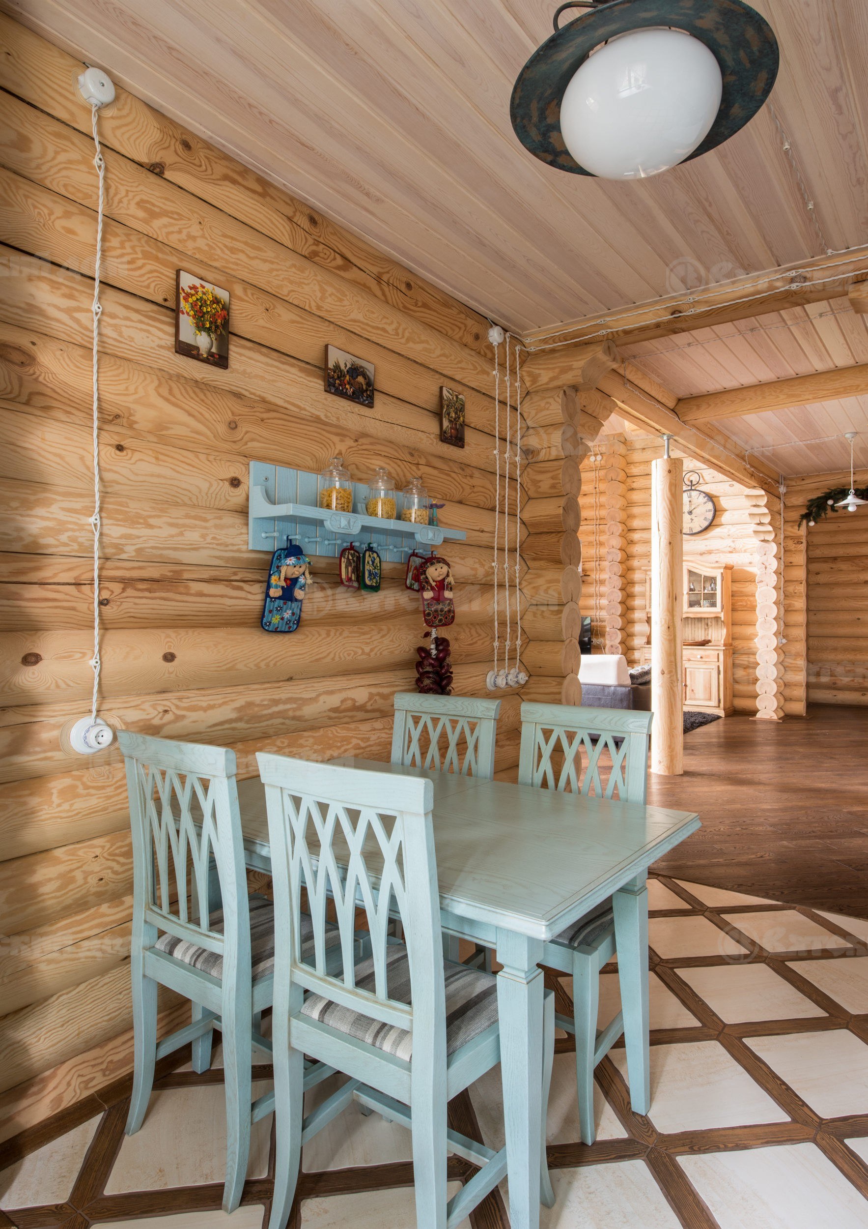 Открытая ретро-проводка в деревянном доме: стильно и необычно