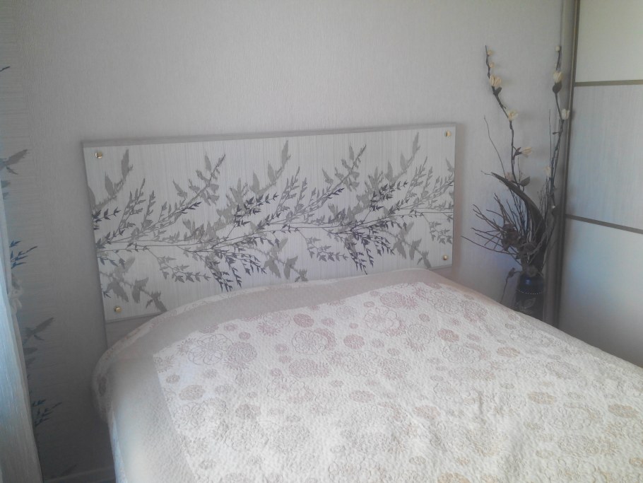 Защита обоев возле кровати