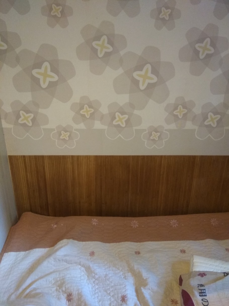 Защита для обоев вдоль кровати