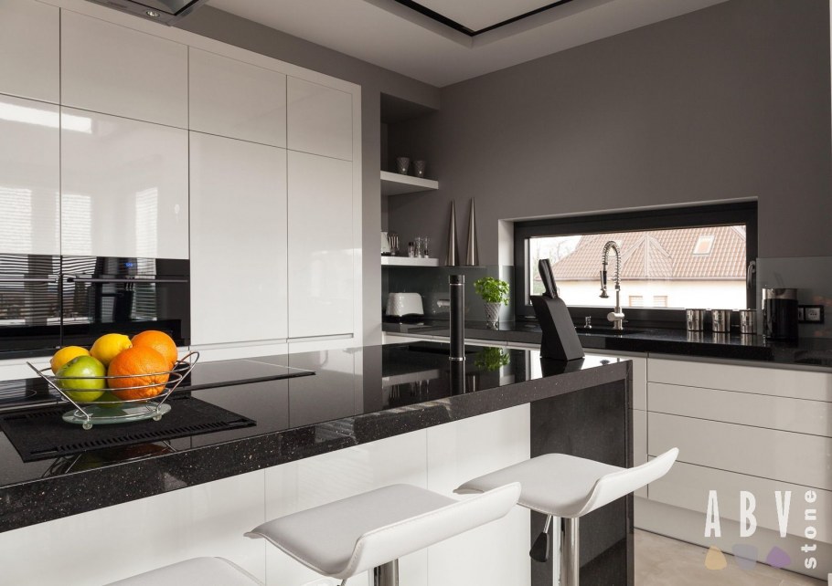 Черно белая кухня