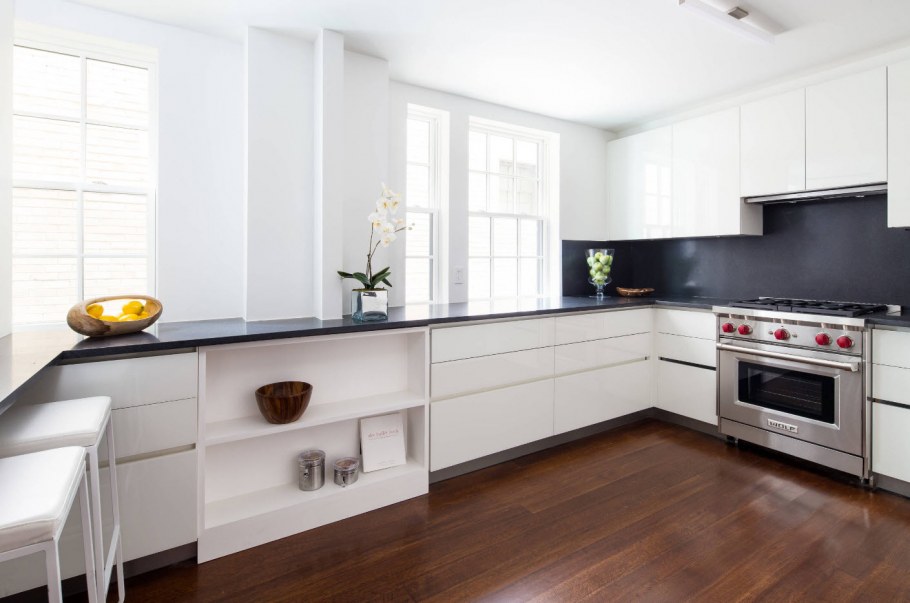 Современная светлая кухня с темной столешницей