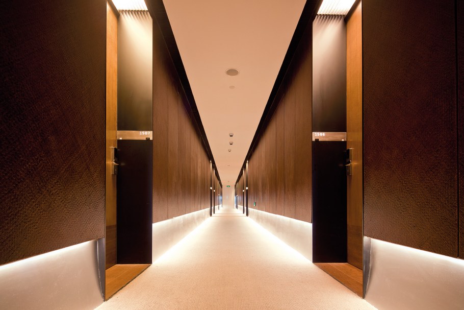 Потолки в коридорах в гостинице длинные