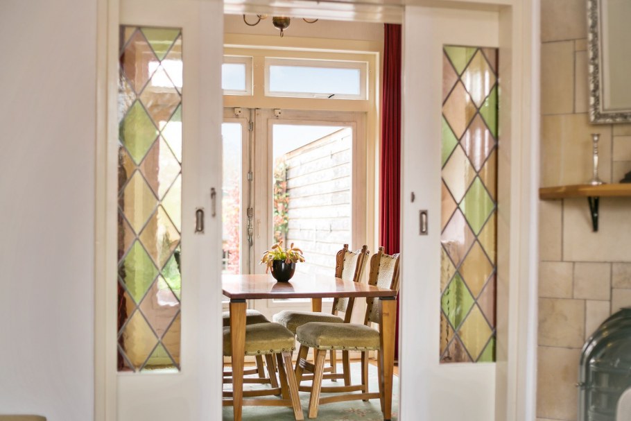Витражные окна над дверью