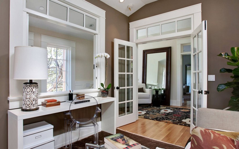 Окно в межкомнатной перегородке