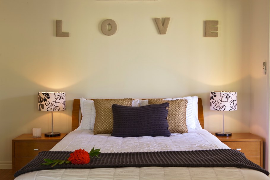 Бра и картина над кроватью в спальне