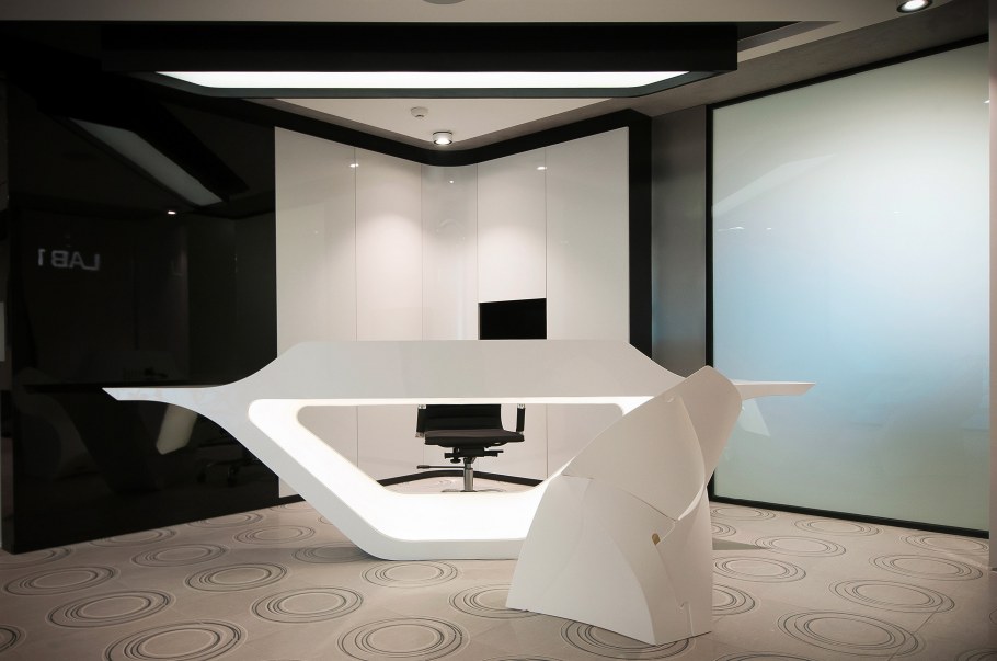 Футуристический стол для офиса