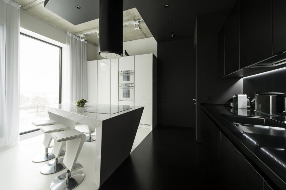 Черно белая кухня с подсветкой