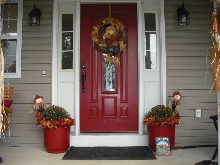 Крыльцо с красной дверью