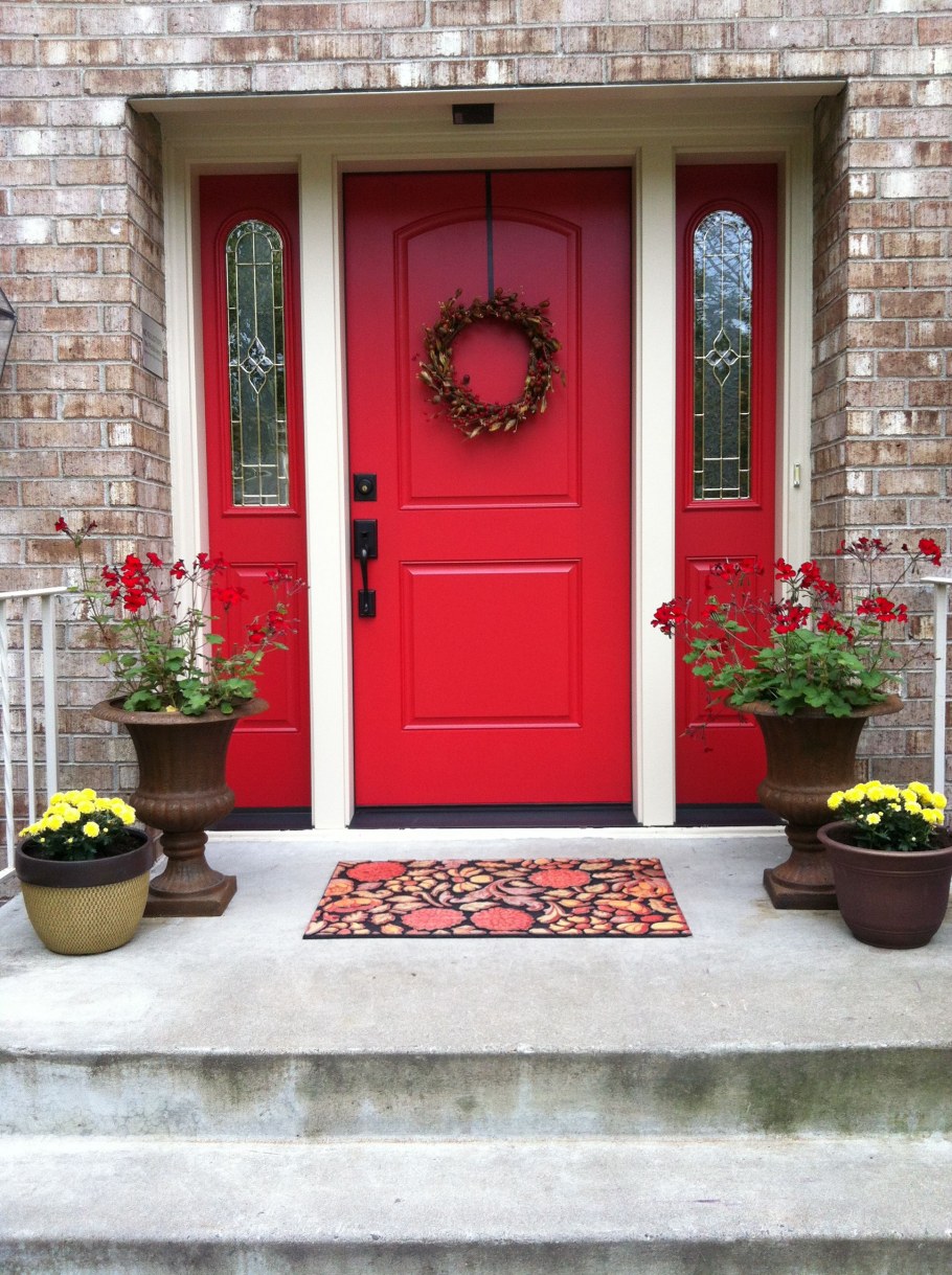 Яркие входные двери