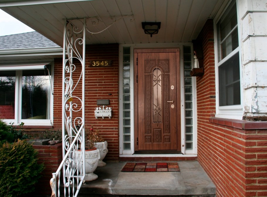 Входная группа в загородном доме