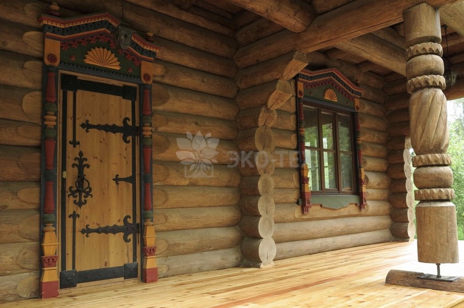 Входная дверь в деревянный дом