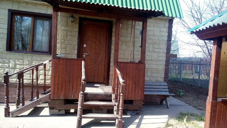 Входная дверь в дом с окном