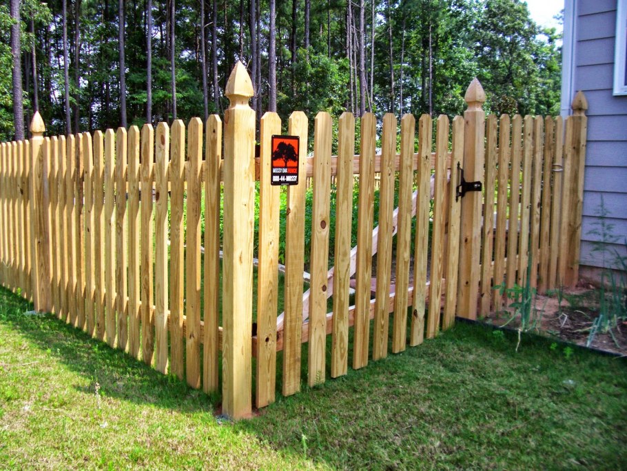 Красивый деревянный забор