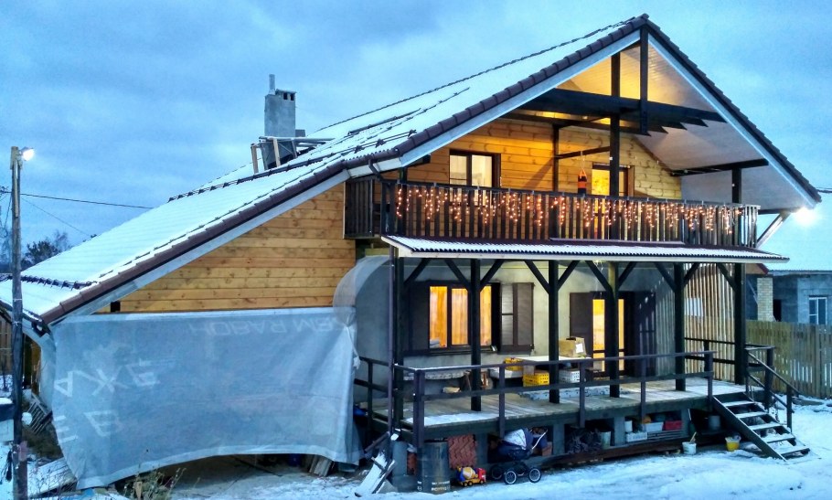 Балкон над террасой