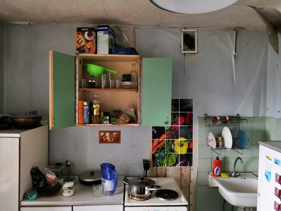 Кухня из кирпича со шторками