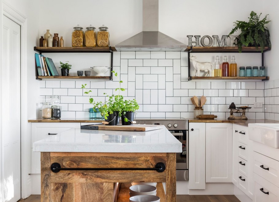 Небольшая кухня в деревенском стиле