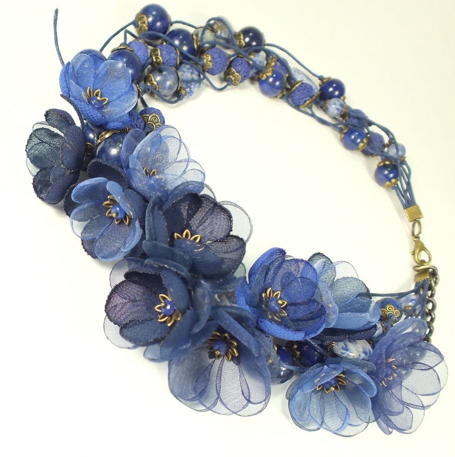 Колье из тканевых цветов