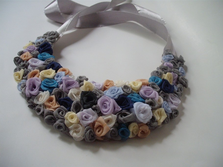 Украшение на шею из ткани