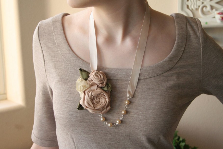 Нашейное украшение из ткани