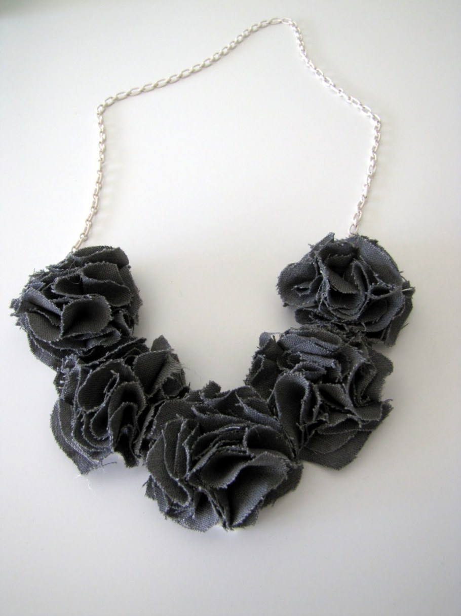 Бусы из цветов из ткани