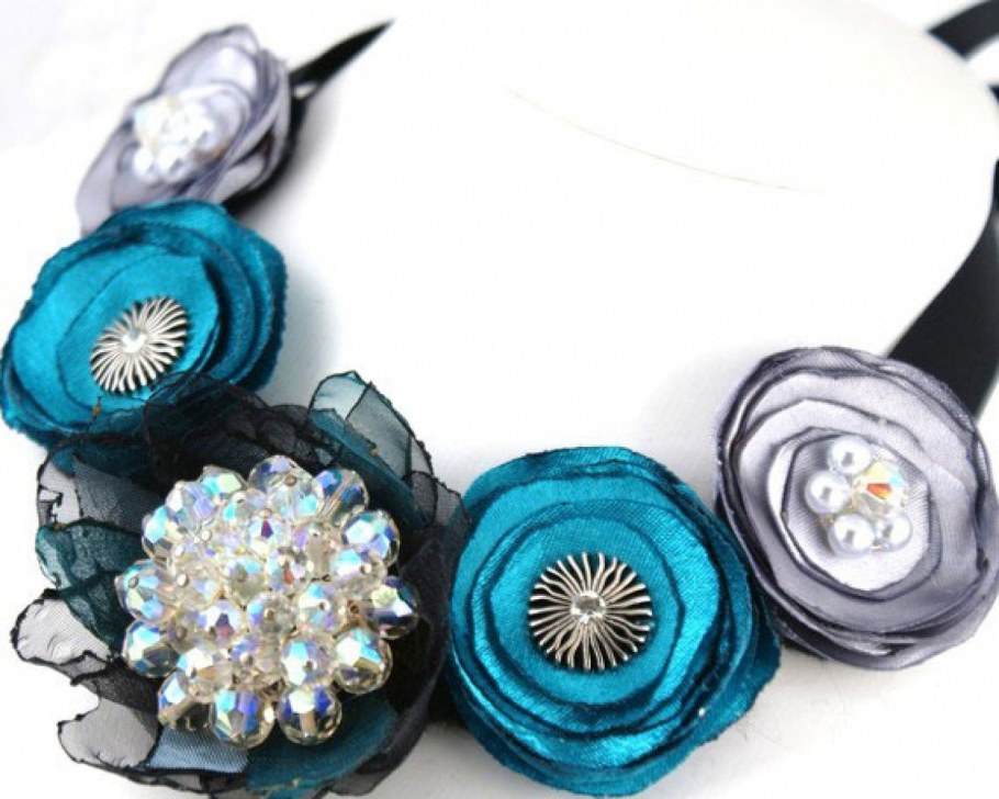 Бусы из цветов из ткани своими руками