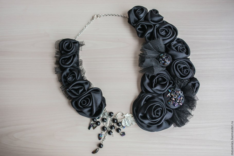 Украшение на шею из ткани
