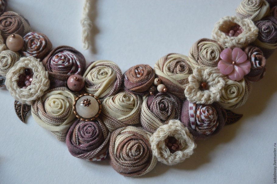 Текстильные бусы из ткани