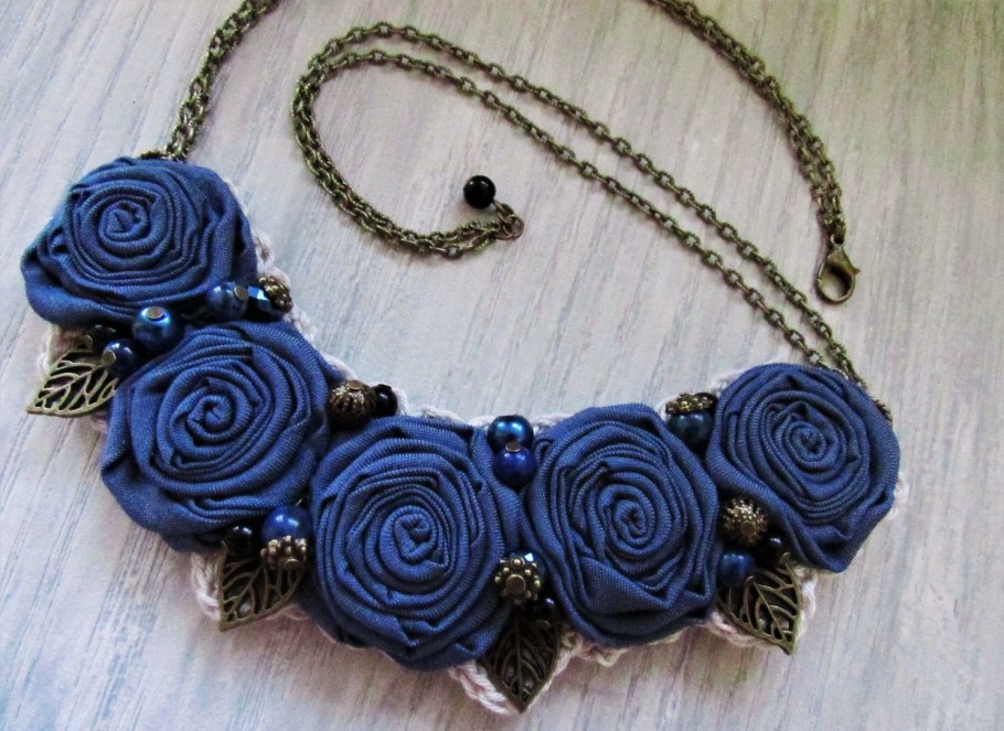 Бусы из джинсовой ткани