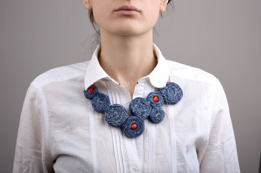 Украшение на шею из ткани