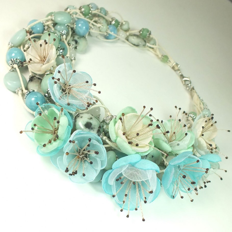 Колье из тканевых цветов