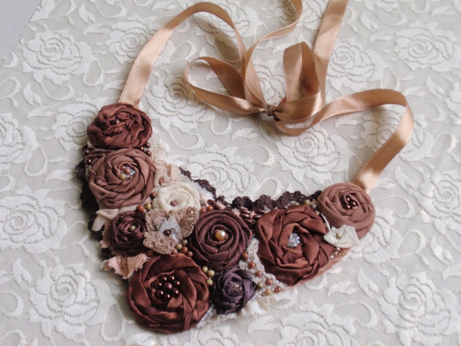 Украшение на шею из ткани