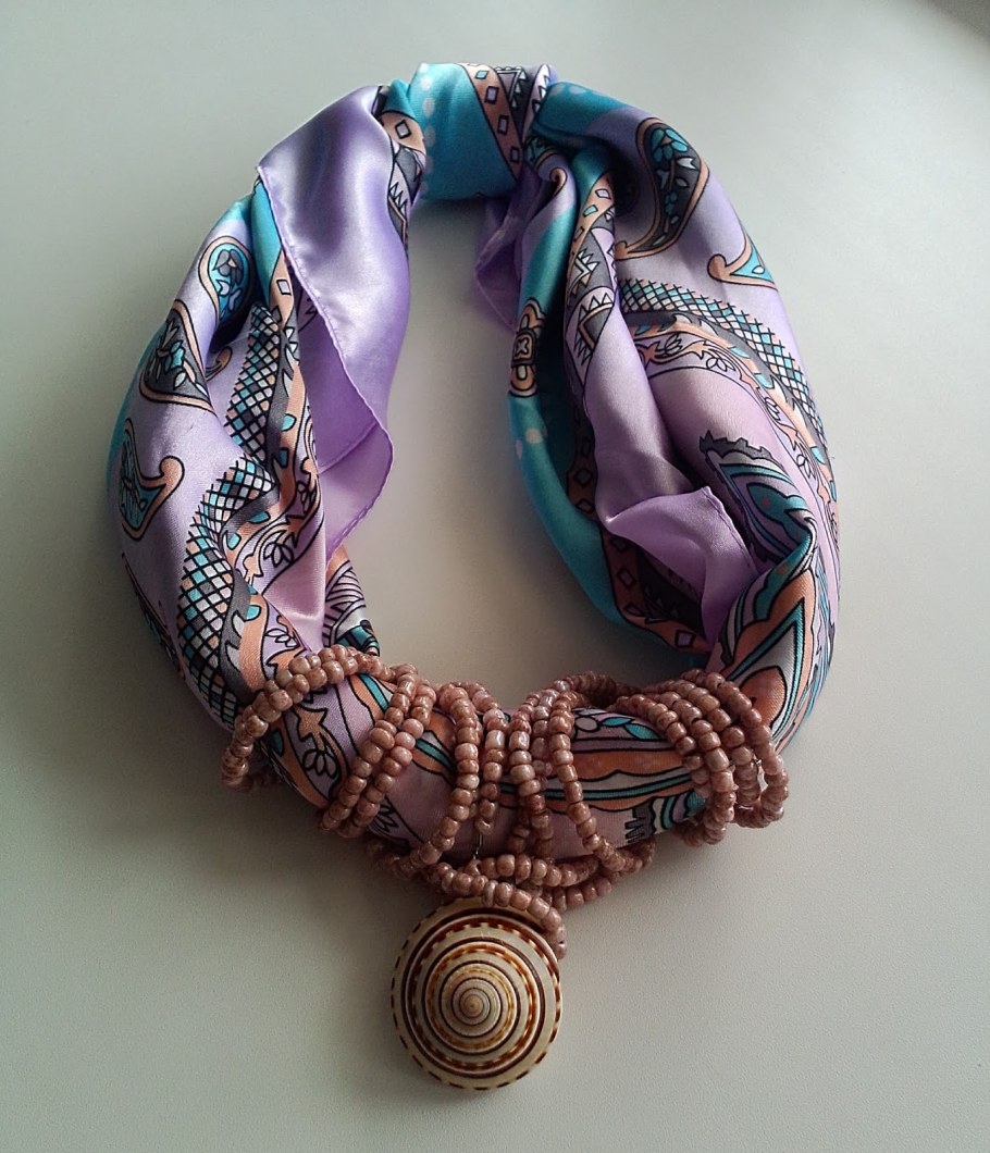 Платок с бусами