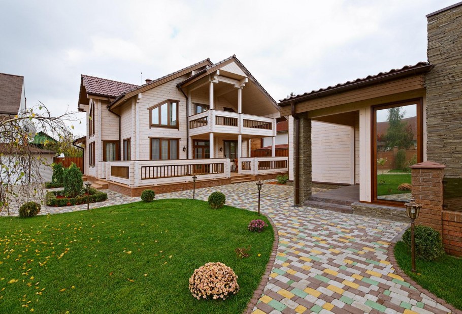 Светлый фасад деревянного дома