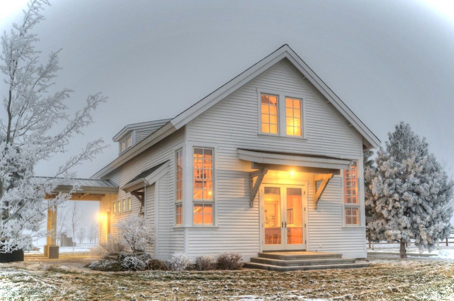 Загородный дом белого цвета