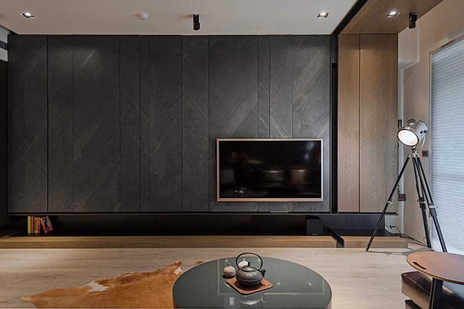 Панель за телевизором