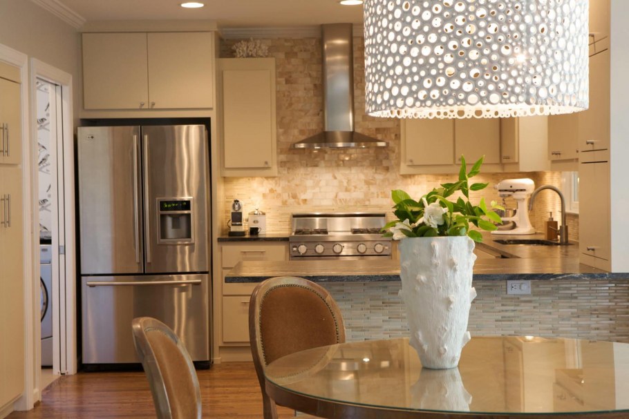 Люстры в интерьере кухни Модерн