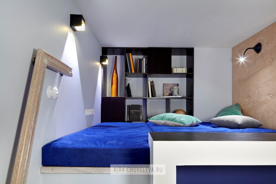 Кровать подиум под потолком