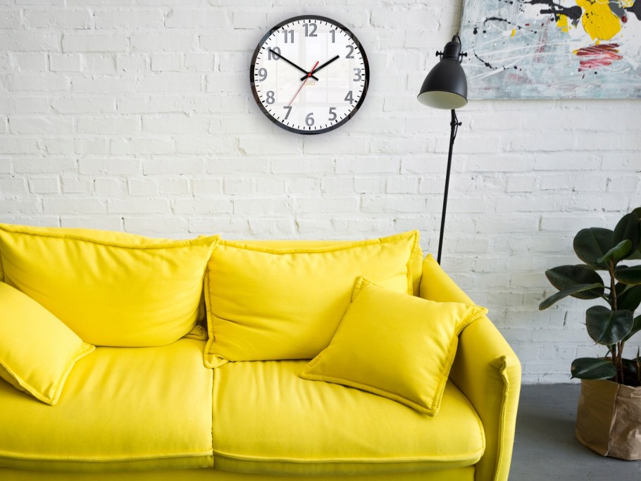 Желтый диван в интерьере
